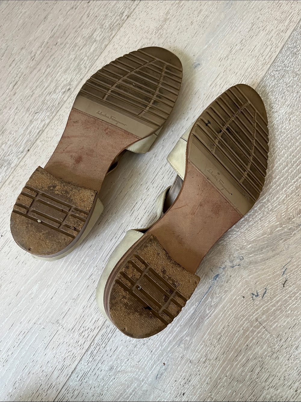 Ferragamo Vintage Beige Nubuck Leather T Strap Closed Toe Sandals 7.5 - Picture 8 of 8